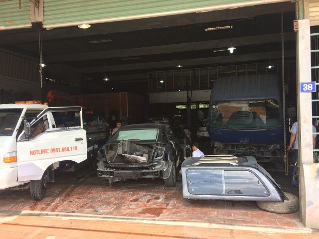 
Những chiếc xe đang chờ được sửa chữa tại gara Mạnh Sơn cơ sở 1 nằm trên đường Ngọc Hồi (Hoàng Mai - Hà Nội).
