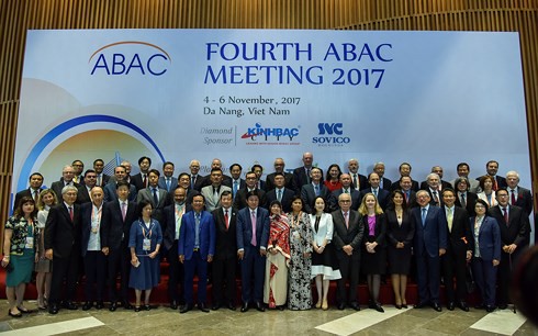 
Đối thoại giữa các nhà lãnh đạo kinh tế APEC với Hội đồng Tư vấn doanh nghiệp APEC.
