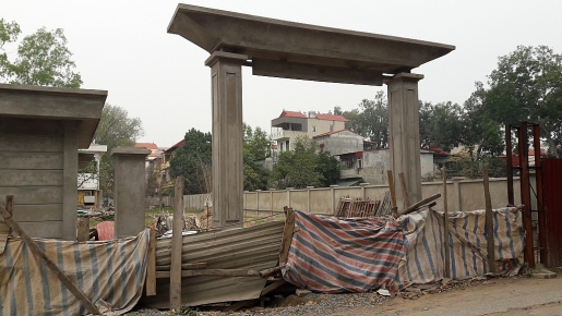 
Lối cổng chính (phía đối diện với Trạm y tế phường Thụy Phương) đang được xây dựng dở dang và phải quây tôn chắn tạm đã nhiều tháng nay.
