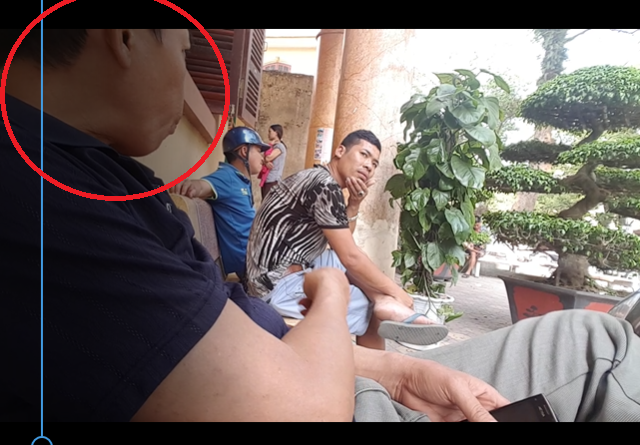 
Người đàn ông (khoanh đỏ) chèo khéo hành khách ngay từ cửa vào Phòng quản lý xuất nhập cảnh – Công an tỉnh Lạng Sơn. Ảnh cắt từ clip
