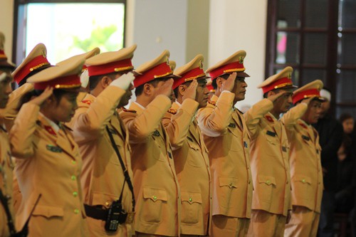 
Đến dự lễ tang có đông đảo đồng nghiệp, người thân của chiến sĩ Trần Văn Vang.
