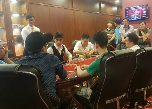 
Các vận động viên đang sát phạt với nhau bằng môn bài mang tên thể thao trí tuệ. Ảnh chụp tại Loyal poker club.
