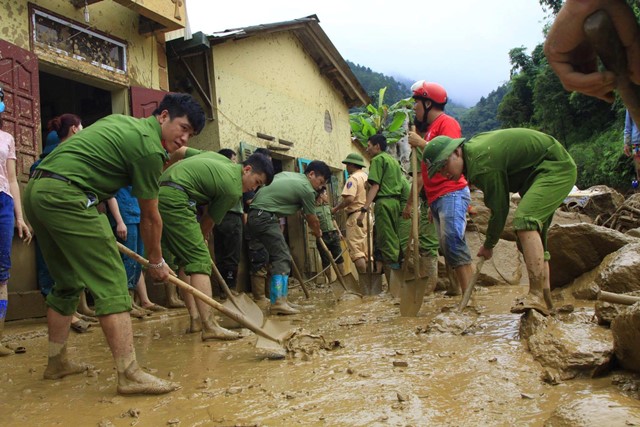 
Nhiều tình nguyện viên là cán bộ, công chức sẵn sàng vào hiện trường để hỗ trợ người dân.
