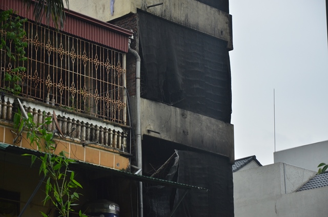 Lực lượng cứu hỏa cùng người dân đã phá được chuồng cọp tầng 3 cứu được 5 người. Tuy nhiên 2 con gái của chủ nhà không thoát được.