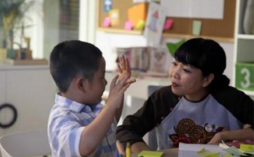 Cùng con chơi giải đố, diễn kịch… để kích thích khả năng sáng tạo, tư duy của trẻ.