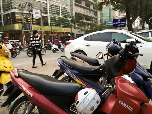 
Bãi giữ xe trái phép này (gần Công an phường Trung Liệt, quận Đống Đa, Hà Nội) thu với giá 30.000 đồng/lượt/ô tô con.
