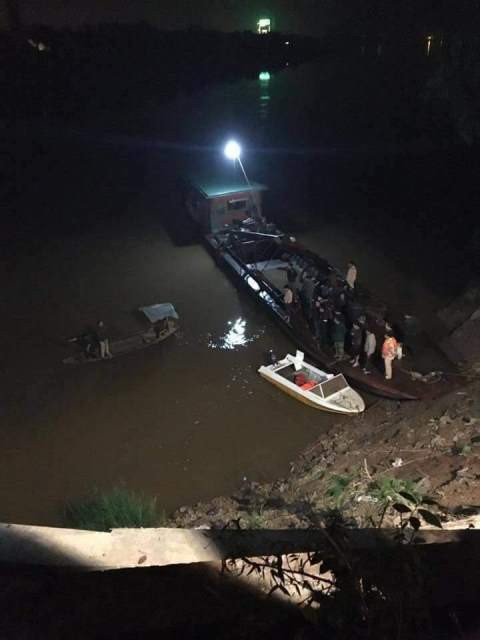 
Lực lượng chức năng tìm cách trục vớt xe gặp nạn trên sông
