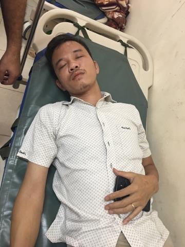 
Phóng viên Nguyễn Quốc Việt bị nhóm người trên đường hành hung. Ảnh: H.Tưởng

