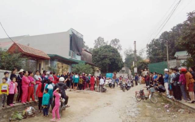 Rất đông người dân tụ tập nhà anh Thuận, nơi xảy ra vụ án mạng đau lòng