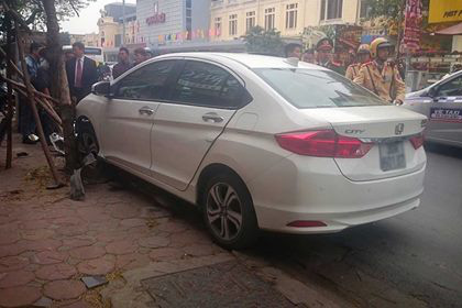 
Chiếc xe gây tai nạn liên hoàn trên phố Lê Duẩn, Hà Nội vào trưa nay. Ảnh: V.Sĩ
