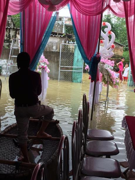 Dùng thuyền đón cô dâu và khách hai họ