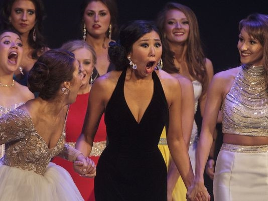 
Cô gái 23 tuổi đã vỡ òa khi được xướng tên ở ngôi vị cao nhất cuộc thi Miss Michigan 2016.
