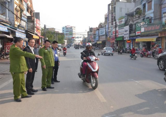 
Công an Thị xã Phổ Yên kiểm tra hiện trường vụ tai nạn.
