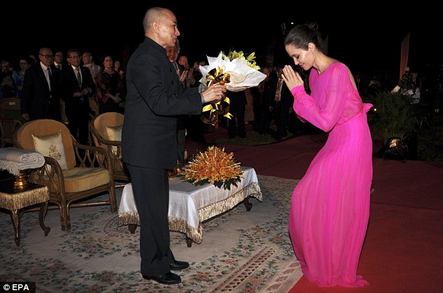 
Angelina Jolie được quốc vương Norodom Sihamoni tặng hoa trong sự kiện buổi tối cùng ngày
