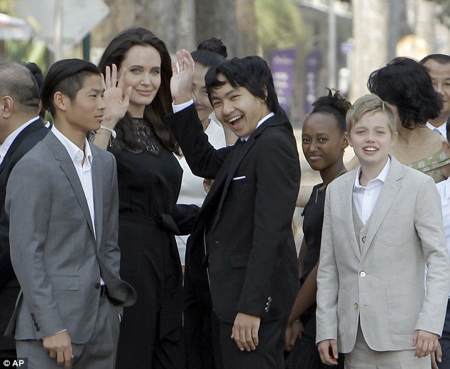 
Angelina Jolie tới Siem Reap, Campuchia ngày 18/2 vừa qua để quảng bá phim mới của cô First They Killed My Father
