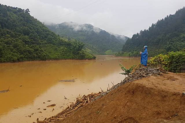 
Người mẹ vợ lang thang dọc 4km hồ thủy điện Mù Cang Chải tìm con rể.
