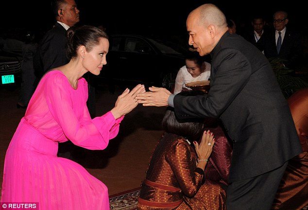 
Angelina Jolie được quốc vương Norodom Sihamoni tặng hoa trong sự kiện
