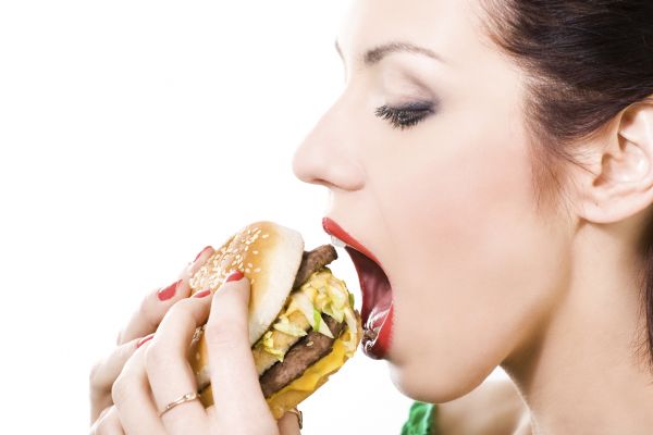 
Cần hạn chế ăn đồ đồ ăn nhanh v&agrave; những đồ chế biến sẵn. Ảnh minh họa.
