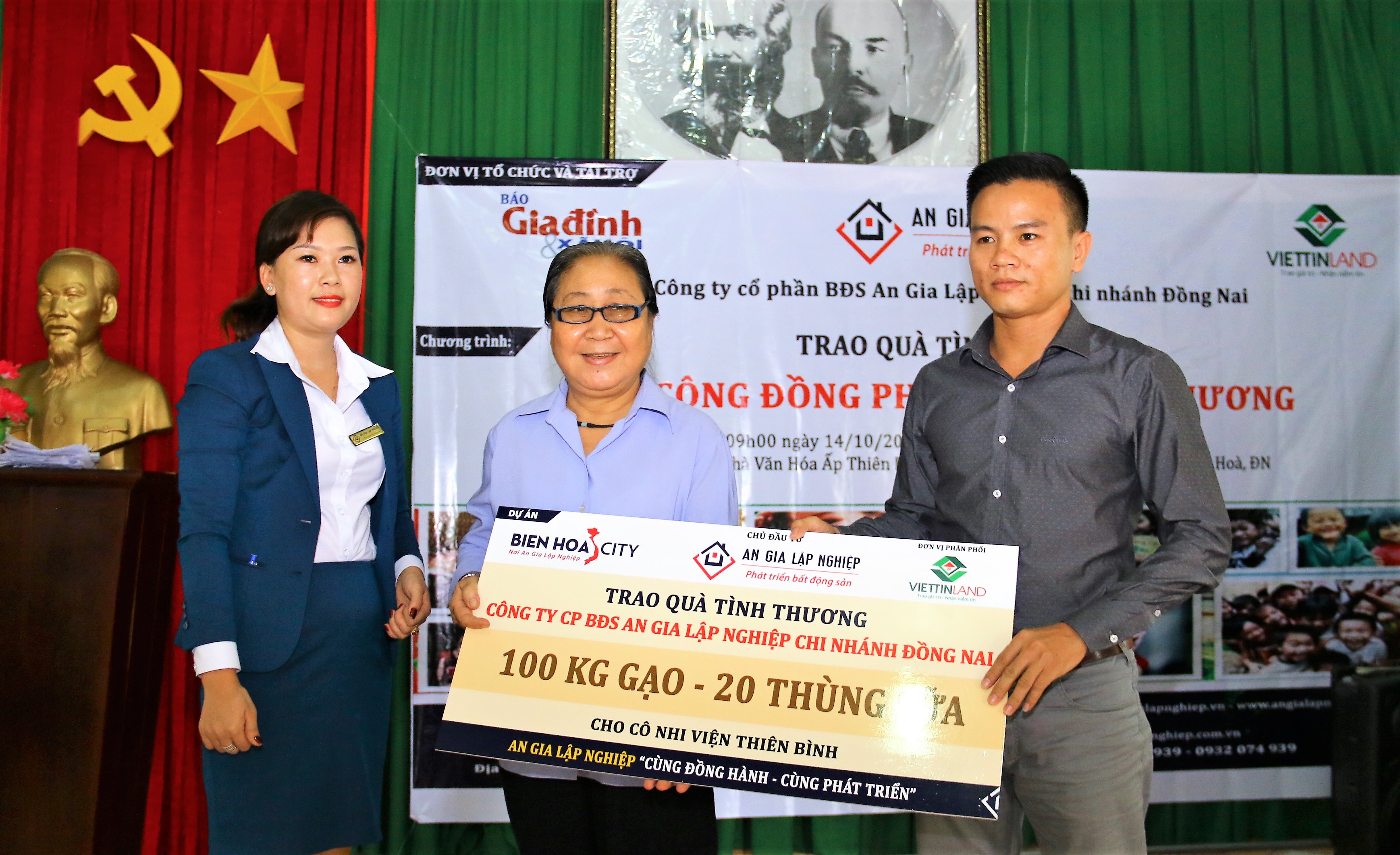 Nhiều phần quà được trao đến các hộ nghèo, cô nhi viện và trẻ em hiếu học.