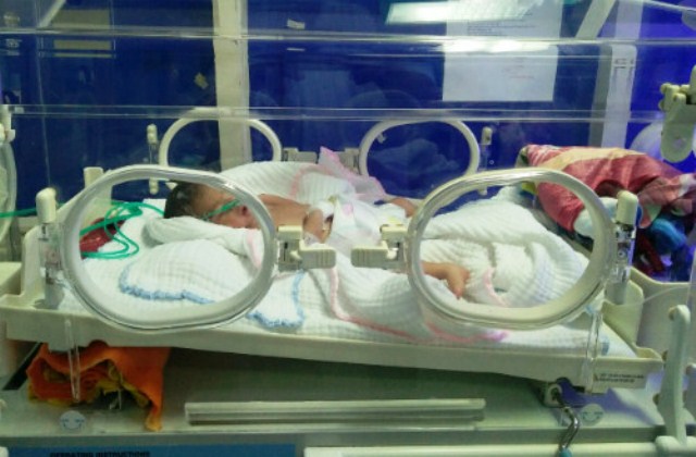 
Cháu bé đang được chăm sóc đặc biệt tại Bệnh viện Hữu Nghị Việt Nam – Cu Ba Đồng Hới. Ảnh: Long Nhật
