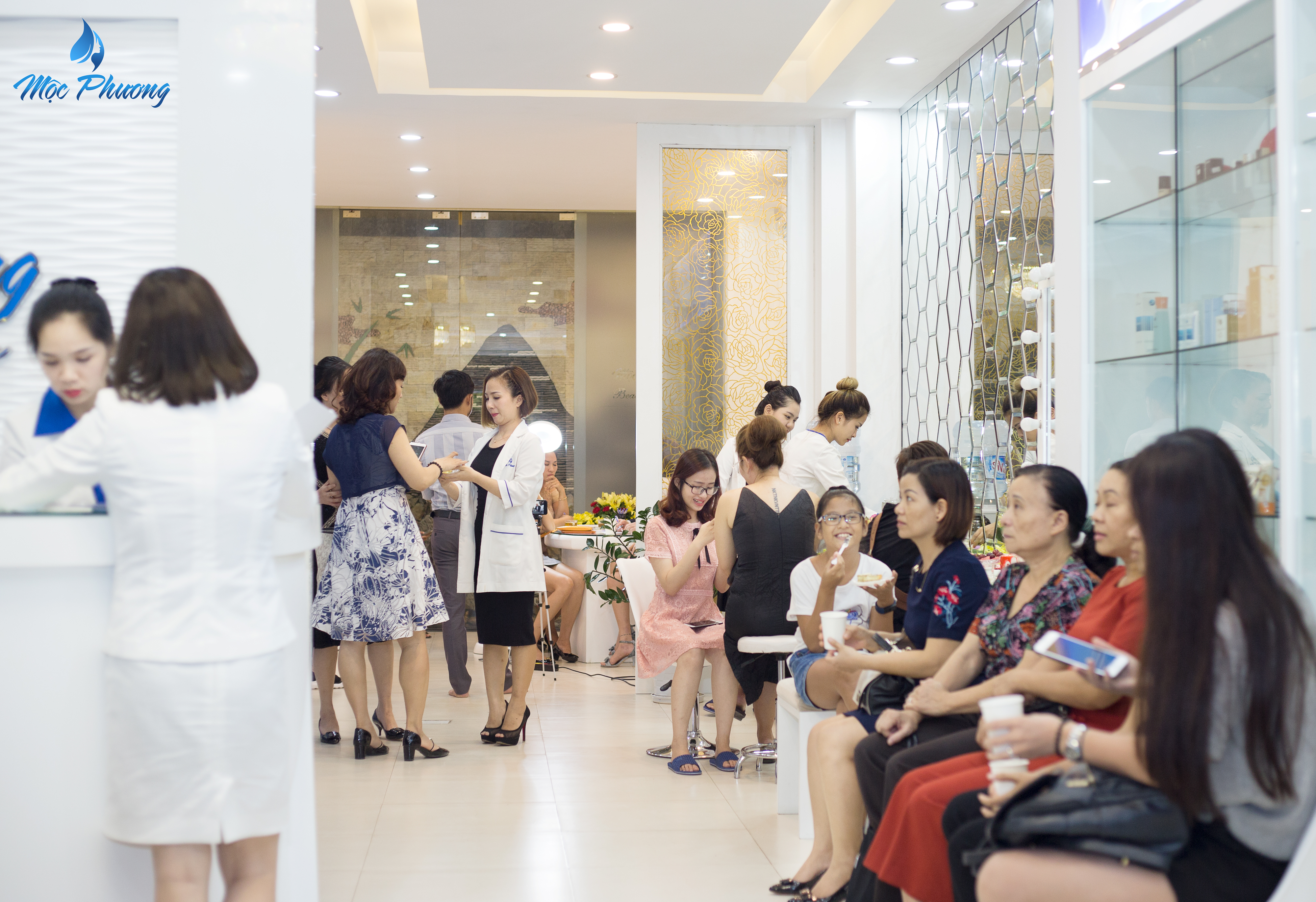 Nhiều người đã tới Mộc Phương Beauty Salon từ sớm dù đã đặt lịch hẹn từ trước.