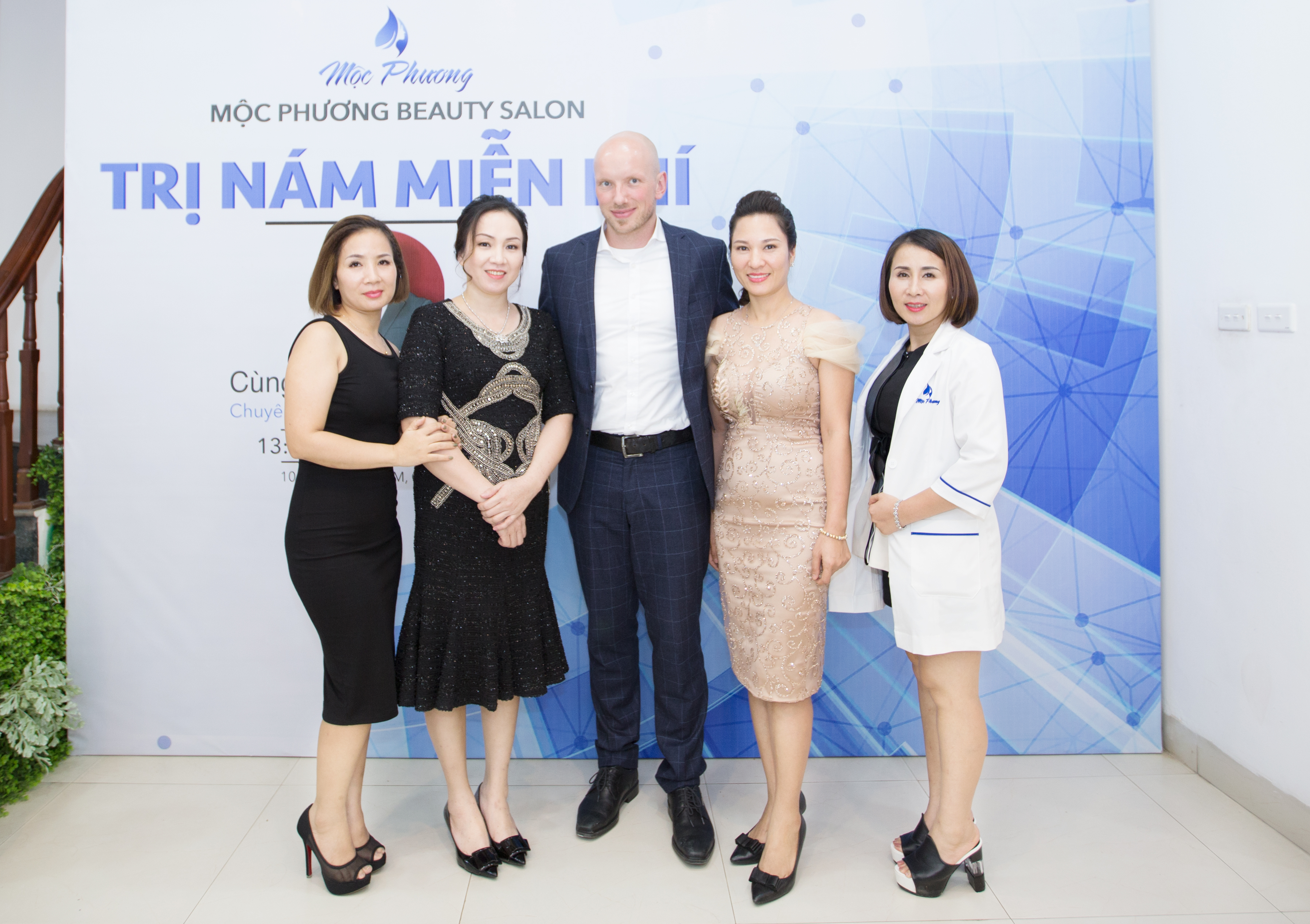 Ban lãnh đạo Mộc Phương Beauty Salon chụp ảnh cùng Tiến sĩ Andre Steps (Từ trái qua phải: Bà Nguyễn Ngọc Dung – Phó GĐ chi nhánh 2, bà Đỗ Thị Kim Phương – Giám đốc, tiến sĩ Andre Steps, bà Đào Thu Hương – Phó GĐ cơ sở 1, bà Nguyễn Phương Lan giám đốc chi nhánh 2.)