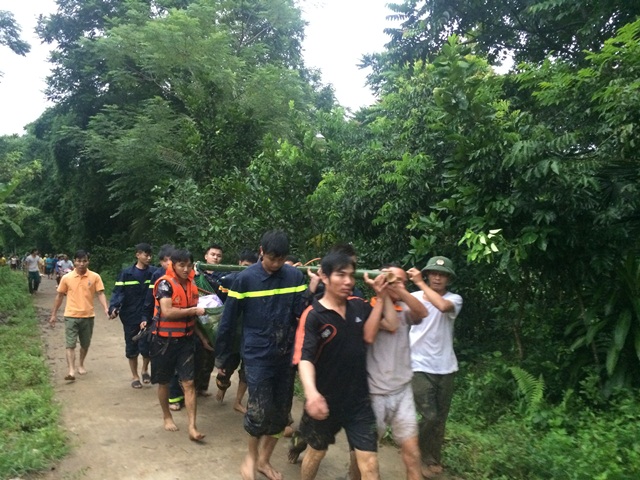 Lực lượng chức năng đưa thi thể anh Lê Hữu Hải lên bờ