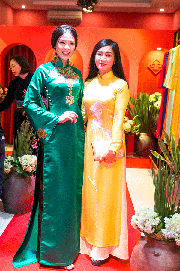 
Cả hai khoe được vẻ đẹp duyên dáng mà không kém phần e ấp của người phụ nữ Việt.
