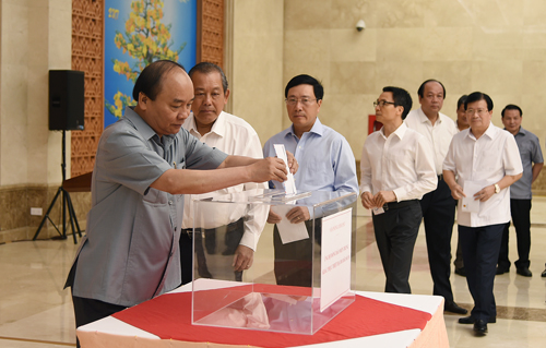 Thủ tướng Nguyễn Xuân Phúc và các thành viên lãnh đạo Chính phủ quyên góp ủng hộ đồng bào miền Trung. Ảnh: PV