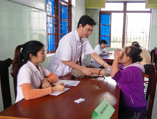 
Bác sỹ Nguyễn Đức Cường – Giám đốc Sở Y tế tỉnh Quảng Bình trực tiếp khám bệnh cho người dân. Ảnh: M.K
