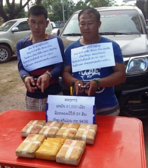 
Hai đối tượng người Lào bị các lượng lượng chức năng hai nước Việt - Lào bắt giữ khi đang vận chuyển ma túy. Ảnh: BĐBP cung cấp
