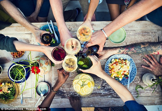 
Kiểu người “dung hòa” ưu tiên việc ăn uống thỏa thích cùng bạn bè hơn những bữa ăn kiêng, và không để sự hạn chế của đồ ăn chi phối cuộc sống.
