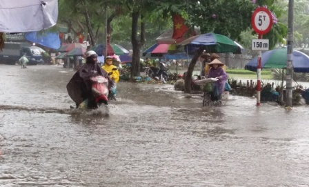 
Khu chợ Cầu Rào ngập trong nước
