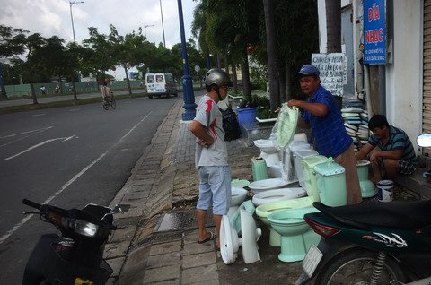 Cửa h&agrave;ng bồn cầu của &ocirc;ng Quyện tr&ecirc;n đường V&otilde; Văn Kiệt
