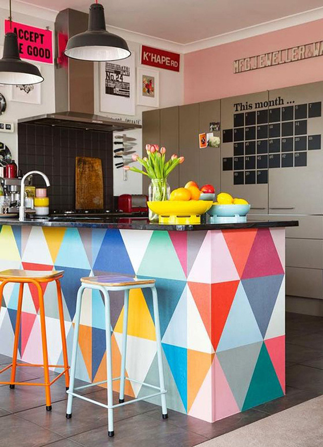 Sơn đảo bếp của bạn bằng những hình tam giác màu sắc để tạo điểm nhấn ngay từ khi bước vào phòng.