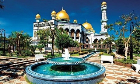 Cung điện nằm ngay ở thủ đô Bandar Seri Begawan của Brunei và được đặt tên là: “Cung điện ánh sáng của các vị Thánh”.