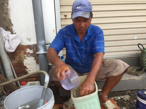 &Ocirc;ng Quyện s&uacute;c rửa để l&agrave;m mới bồn cầu.