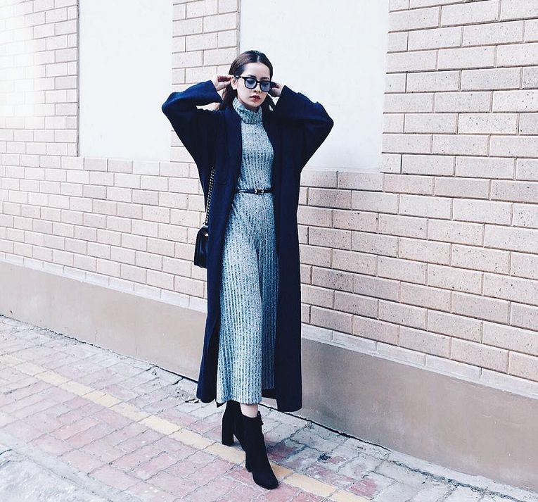 Boot cổ ngắn mix cùng chân váy dáng dài: Nếu bạn không thích diện những chiếc váy ngắn hoặc sợ lạnh thì có thể lựa chọn những chiếc váy dài để kết hợp cùng boot cổ ngắn nhé! Dù là chân váy bút chì hay chữ A thì cũng đều vô cùng thời trang và thanh lịch.