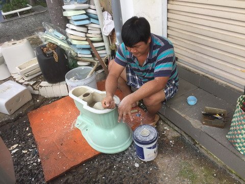Người em phụ việc