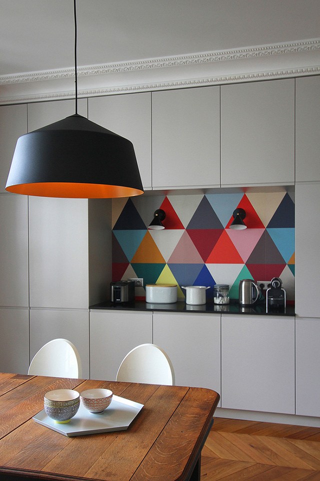 Tường bếp họa tiết hình học với đủ màu sắc khiến cho phòng bếp hiện đại này không thể chất hơn được nữa.
