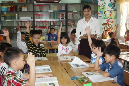 
Giờ học của cô và trò trường tiểu học ở Bắc Giang. Ảnh: TL
