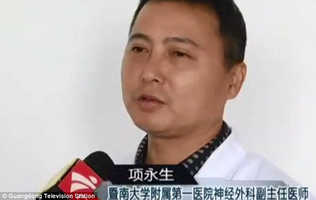 Bác sĩ Xiang đã khiến nhiều người bất ngờ khi tiết lộ lý do nhiễm trùng não của cô bé 10 tuổi.