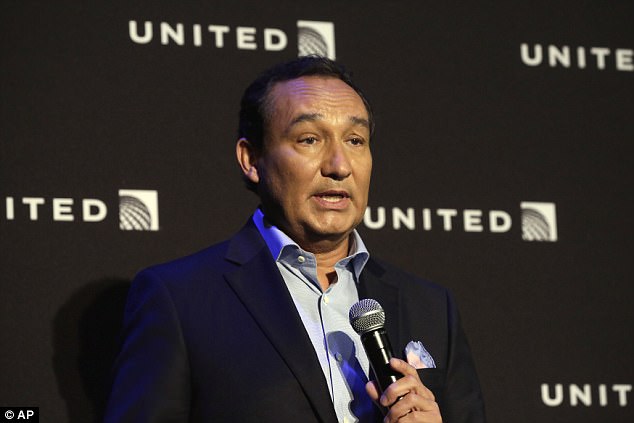 
Ông Oscar Munoz, giám đốc hãng hàng không United Airlines lên tiếng xin lỗi và viết tâm thư.
