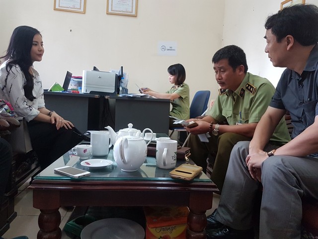 Bà Nguyễn Thu Trang - Giám đốc Công ty TNHH thương mại và dịch vụ TS Việt Nam trong buổi làm việc với cơ quan chức năng ngày 31/10.