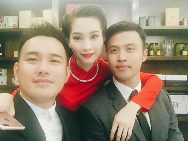Mới đây nhất, bạn thân của Hoa hậu là NTK Lê Thanh Hòa khoe ảnh hậu trường đáng yêu trong đám cưới.
