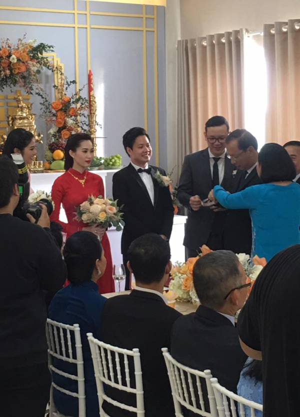 Hoa hậu Thu Thảo xúc động trong lễ cưới trong lễ cưới giản dị mà ấm cúng của mình.