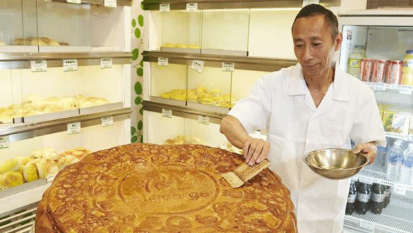 
Nghệ nhân làm bánh Larry Leung đang trang trí bánh cho đẹp mắt.
