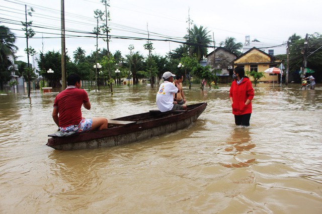 
Trong bão lũ xuất hiện các hành động dũng cảm. Ảnh minh họa
