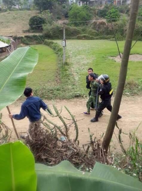 
Dẫn giải nghi phạm Lường Văn Kho về trụ sở công an. Ảnh: Khánh Ngân
