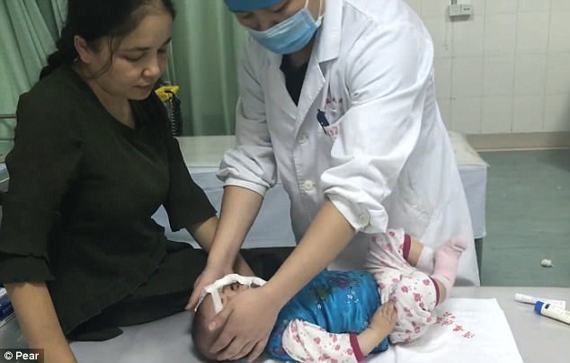 
B&aacute;c sĩ đang sơ cứu, vệ sinh v&agrave; băng b&oacute; vết thương cho b&eacute; g&aacute;i.
